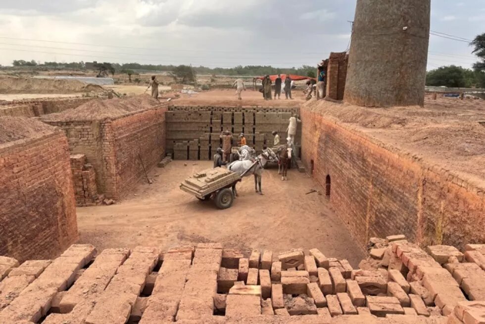 Ghazanfar Alis zigzag stacking of bricks