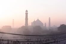 badshahi_mosque_on_foggy_morning