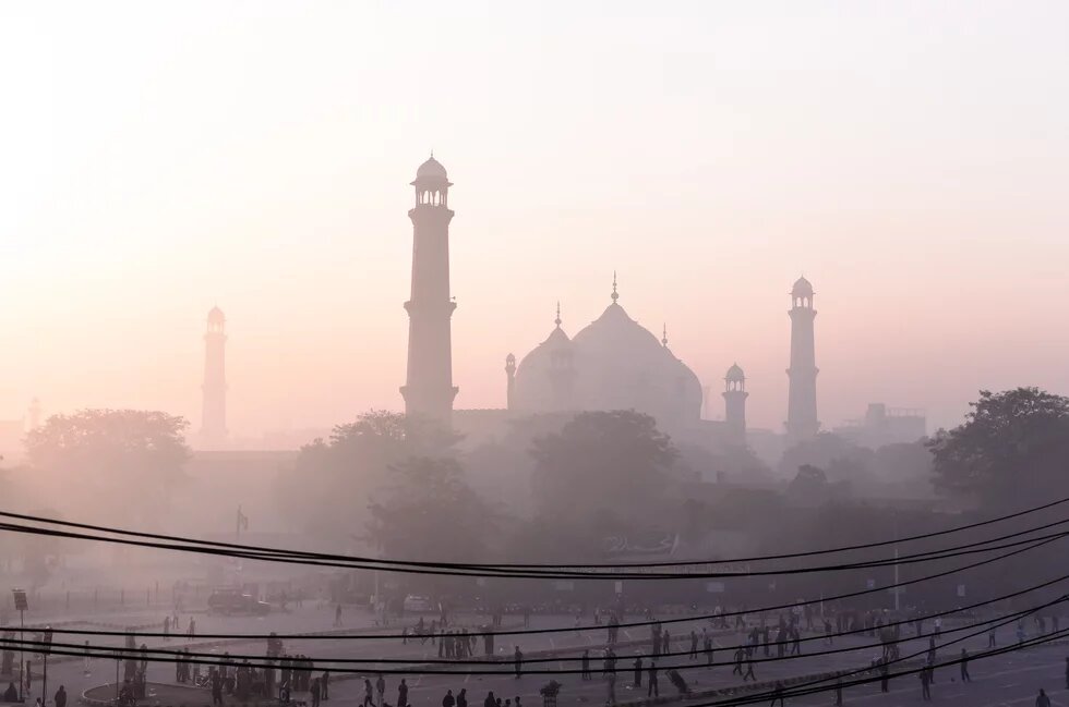 badshahi_mosque_on_foggy_morning